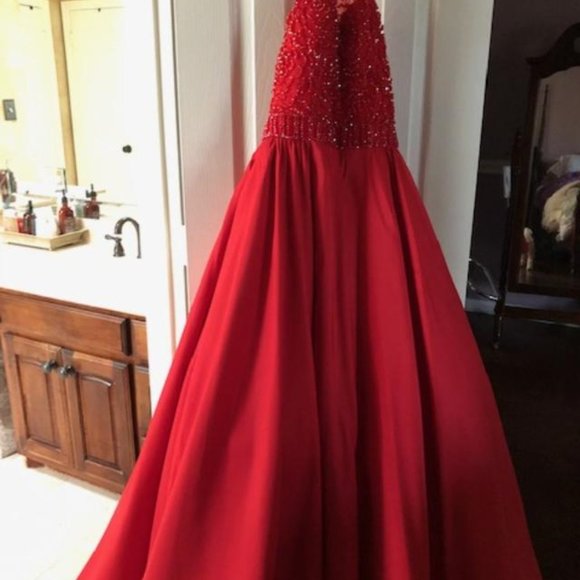 Beautiful Sherri Hill Red Evening Gown-Full Length - Picture 9 of 15